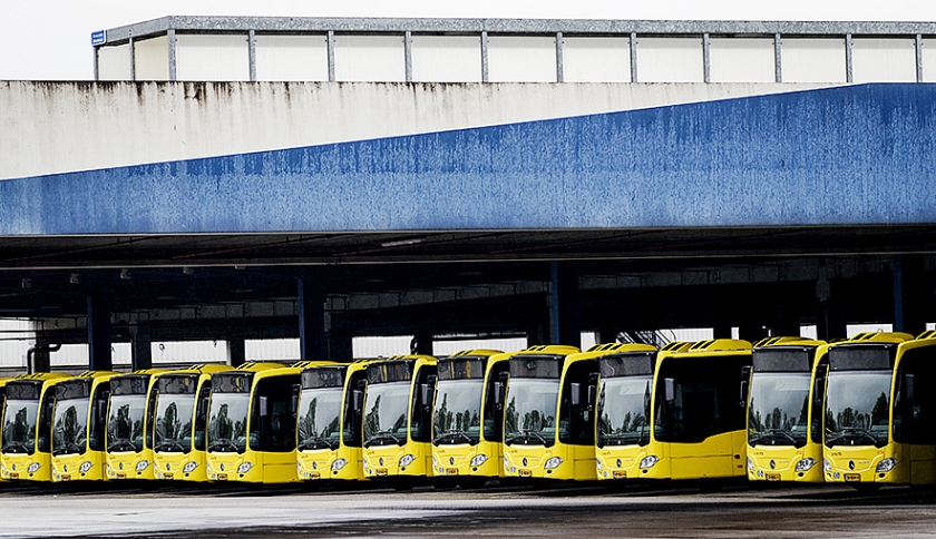 Vanwege een tekort aan buschauffeurs konden niet alle bussen van U-OV rijden. Veel chauffeurs waren vrij of hadden zich ziek gemeld. (anp / Robin van Lonkhuijsen)