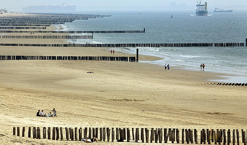Als schepen te hard varen in de buurt van een strand, kunnen strandgangers verrast worden door hoge golven. (anp / Ruud Taal)