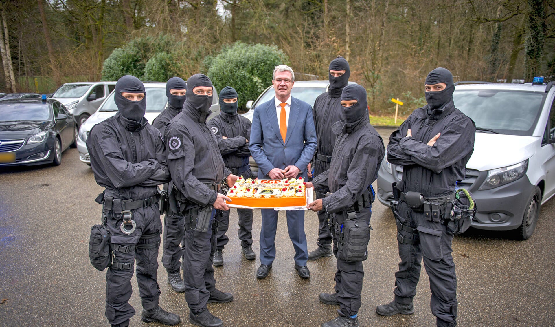 SGP-Kamerlid Elbert Dijkgraaf brengt een taart bij de Dienst Speciale Interventies. Bij terreurdreiging en crisissituaties komt de DSI in actie.
