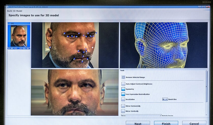 Zo wordt de foto van biometriespecialist John Riemen ingevoerd in het nieuwe systeem. De computer markeert gezichtskenmerken (midden en rechtsboven) en draait de afbeelding wat bij (onder). Als de computer een ‘match’ toont (niet zichtbaar) beoordelen deskundigen die suggestie. (Raymond Rutting)