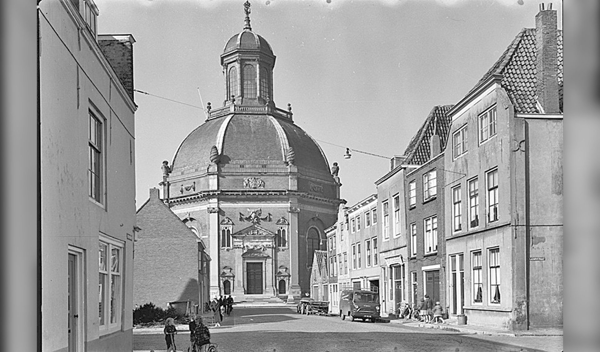 De Breestraat in Middelburg in 1962, met het gezicht op de Oostkerk. Sinds januari is de gezichtsbepalende kerk dicht.