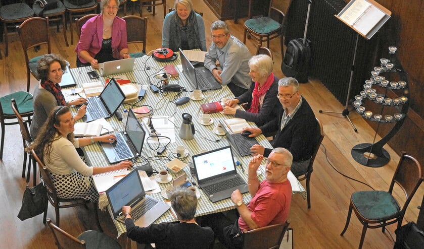 Net als bij Wikipedia organiseert kerkliedwiki.nl geregeld schrijfdagen voor redacteuren, zoals hier in de Lutherse Kerk in Amersfoort. (Lydia Vroegindeweij)