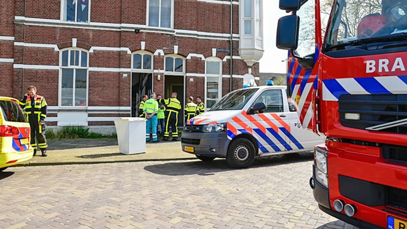 Hulpdiensten waren snel ter plaatse bij het huis waarin drie studentes een koolmonoxidevergiftiging hadden opgelopen. (Omroep Brabant)