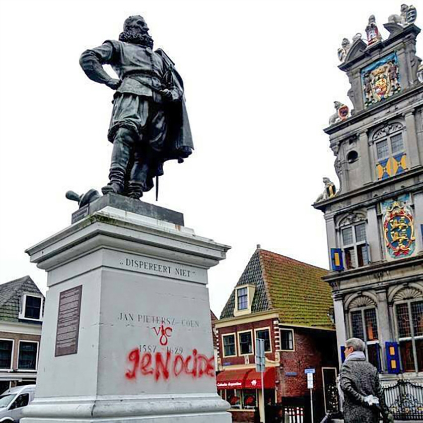 ‘Genocide’, staat geschreven onder het beeld van Jan Pietersz. Coen. (facebook)