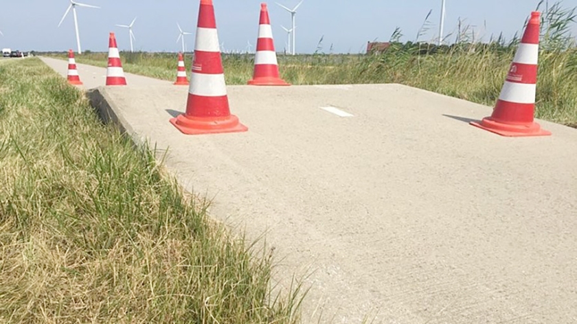 Een fietspad bij Kamperland kwam vorige week omhoog door de extreme hitte. Daarom krijgt het wegdek nu extra voegen. (omroep zeeland)