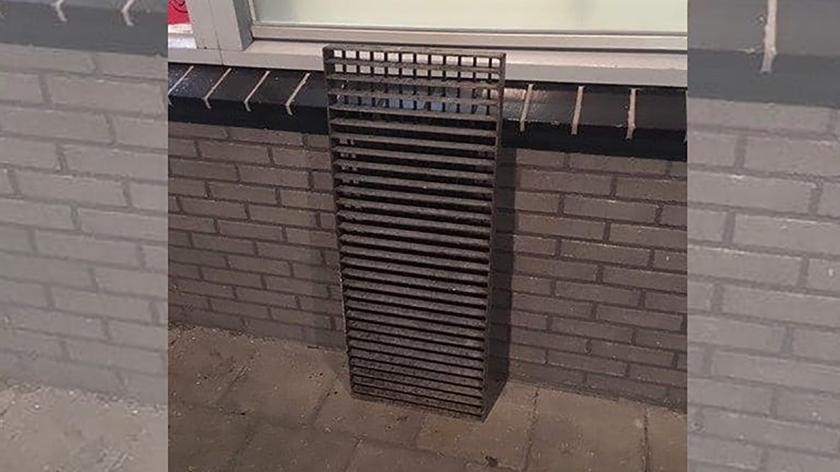 De gevonden roosters bij een tankstation in het Groningse Marum. Ze zijn vermoedelijk gebruikt bij een inbraak. (politie westerkwartier)