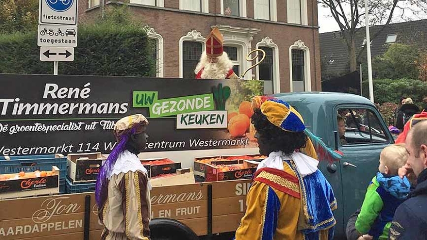 Sinterklaas moest tijdens zijn intocht in Tilburg overstappen van zijn schimmel naar een open wagen. (Omroep Brabant)