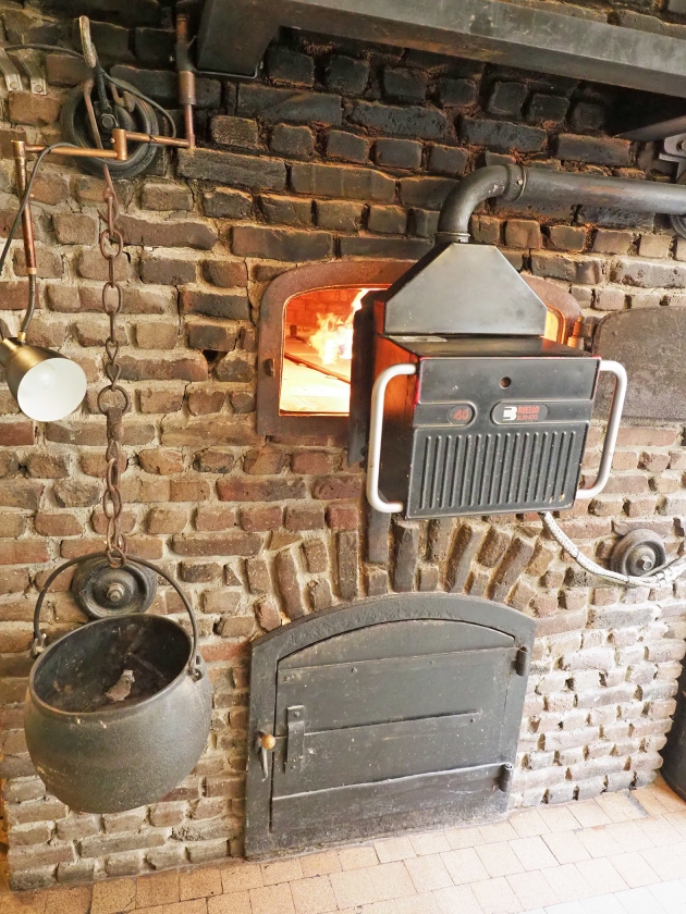 De bakkersoven wordt nog vuurgestookt. (nd)