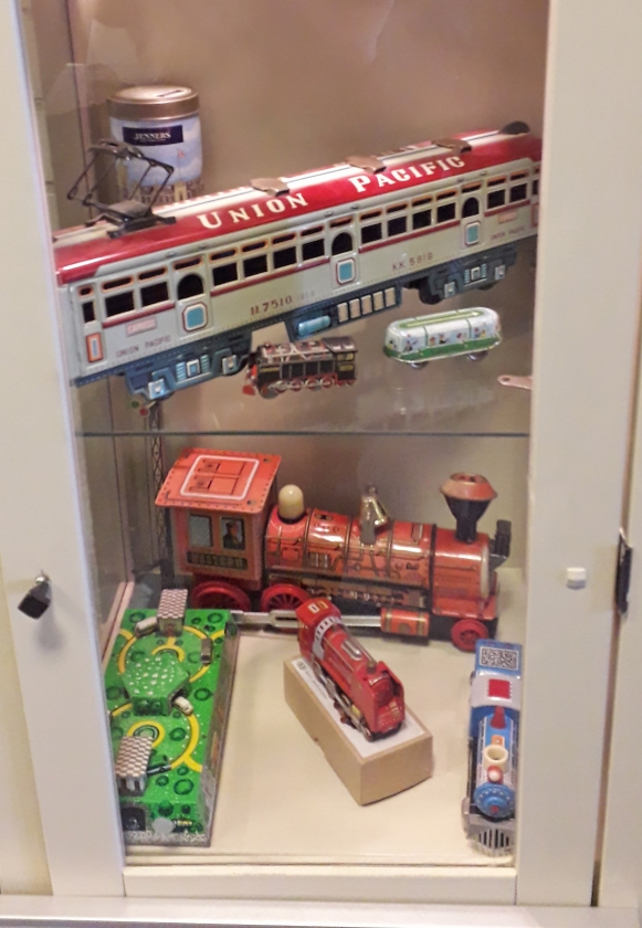 Een van de vitrines in het museum. (nd)