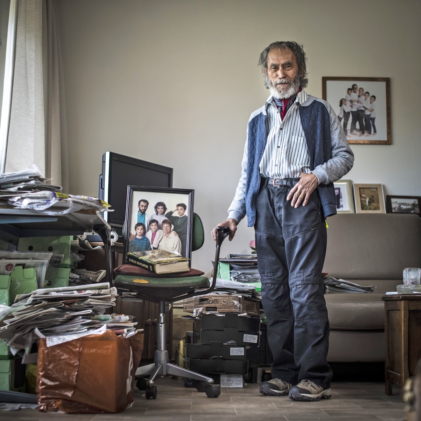 Ouderenportret: Hendrik Tahapary (83), krantenbezorger van Molukse afkomst (Carel Schutte)