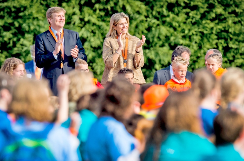 De koning en koningin gaven vorig jaar in Leiden het startsein voor de Koningsspelen. (anp / Koen van Weel)