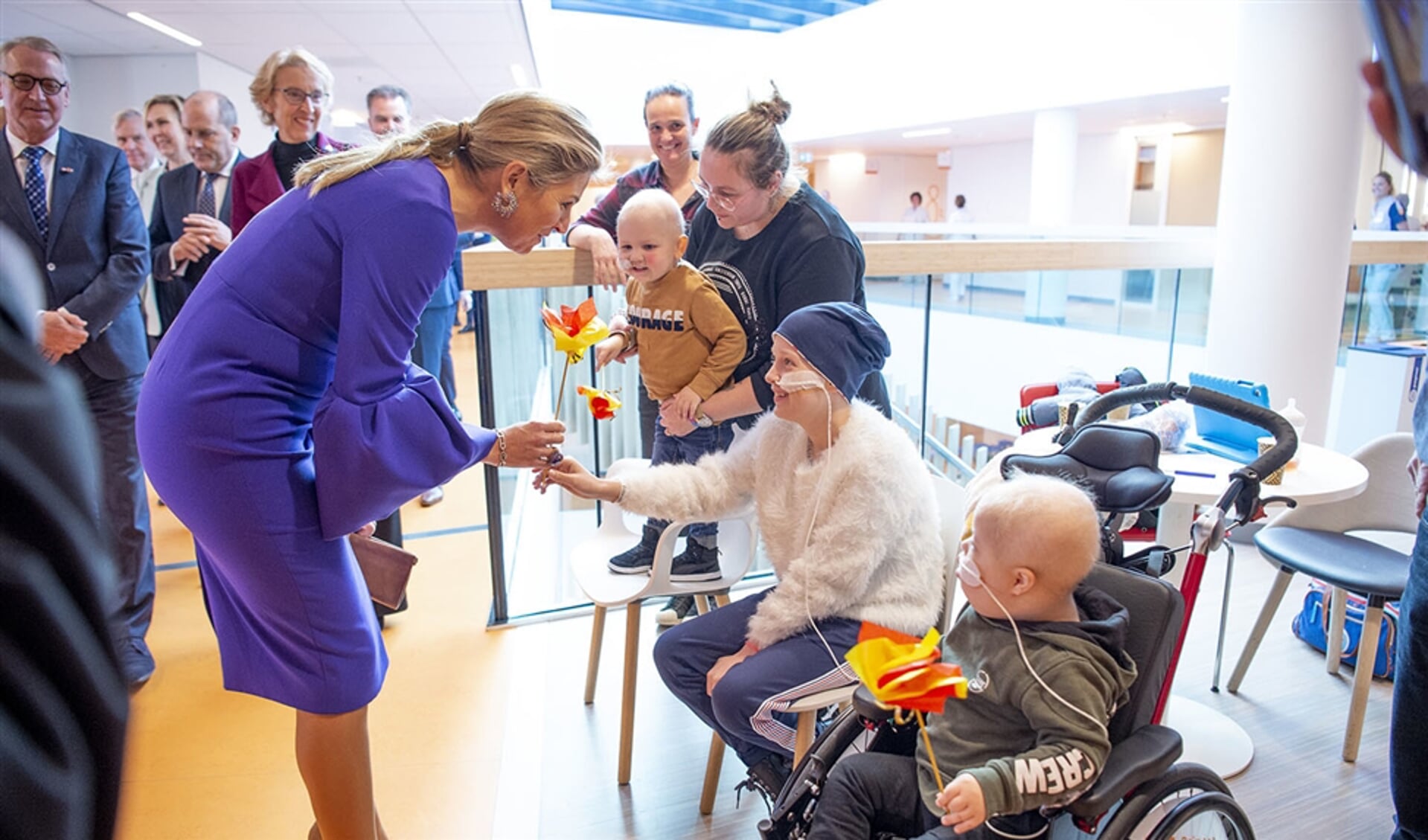 Koningin Maxima bezocht het Prinses Maxima Centrum voor kinderoncologie en sprak daar met patiënten.