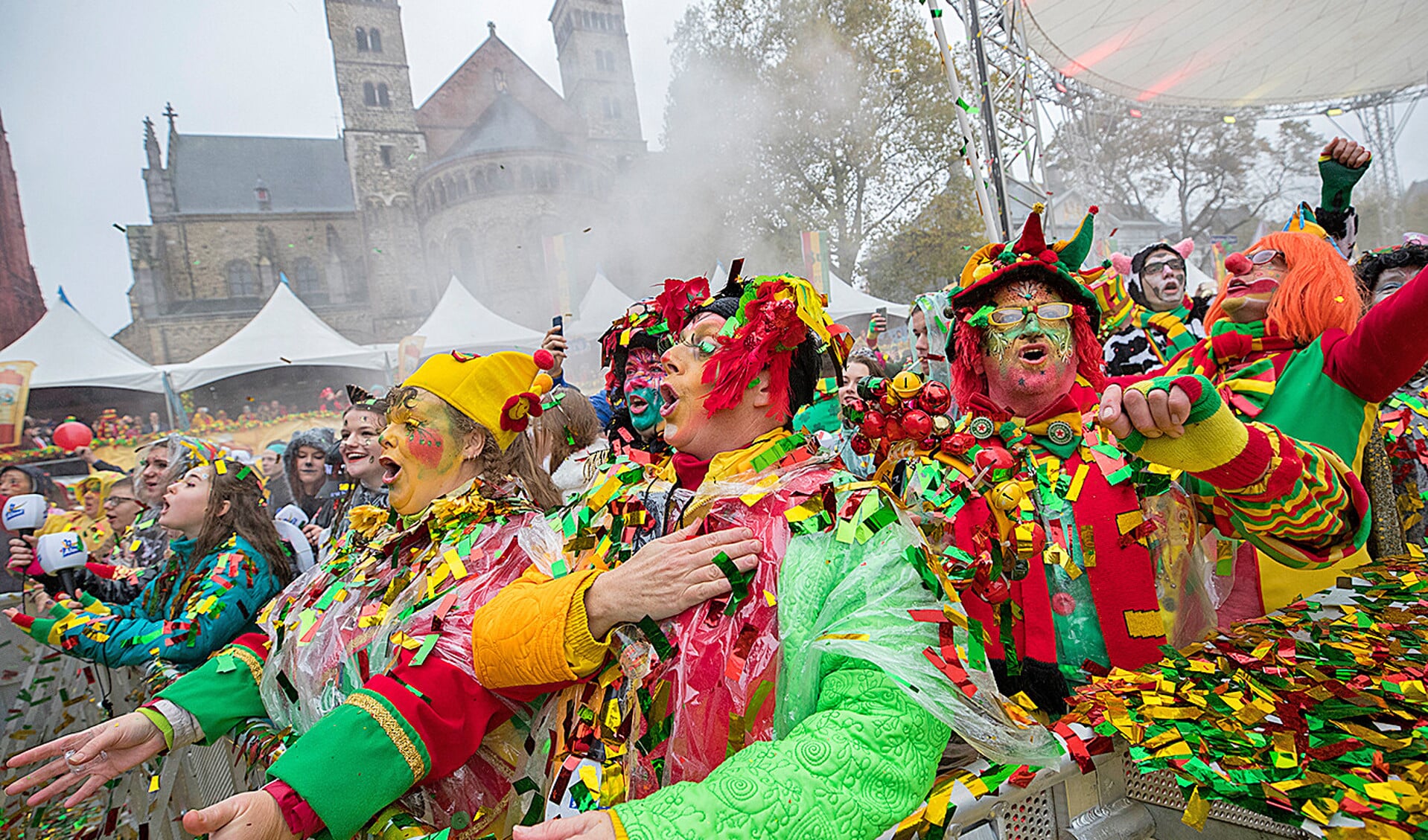 Carnavalsvierders hebben zich verkleed en vieren feest op het Vrijthof in Maastricht.