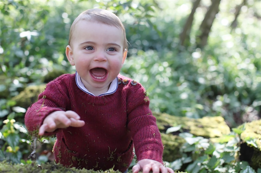 Foto van de Britse prins Louis, die vorige week één jaar werd, genomen door zijn moeder, hertogin Catherine. (afp / the duchess of cambridge)