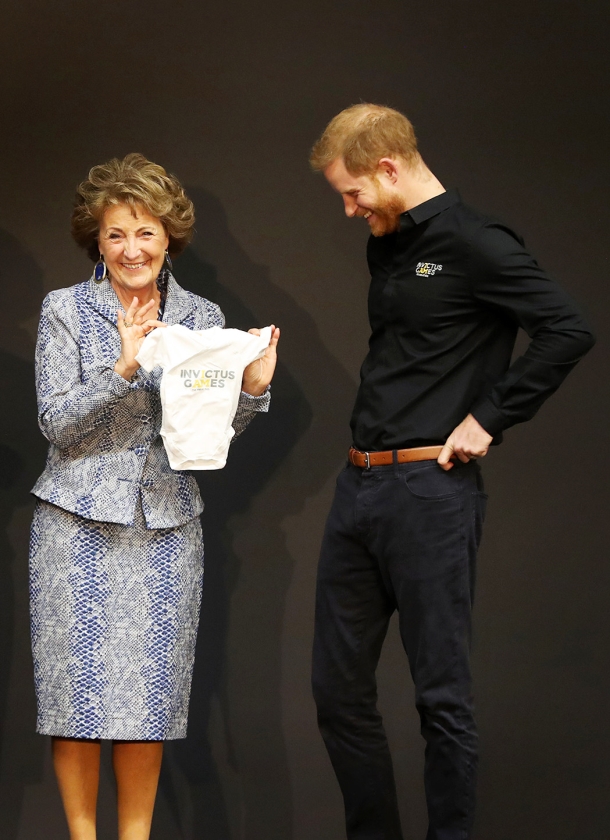 Prins Harry en prinses Margriet, die de Nederlandse ere-ambassadeur is van deze spelen, bij de kick-off van de Invictus Games in Den Haag. (anp)