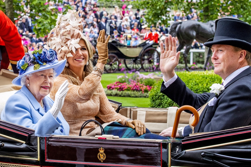 Koningin Elizabeth II, koning Willem-Alexander en koningin Máxima komen per koets aan bij de renbaan. Het koningspaar woonde op de tweede dag van het bezoek aan Windsor de paardenraces tijdens Royal Ascot bij. (anp / Patrick van Katwijk)