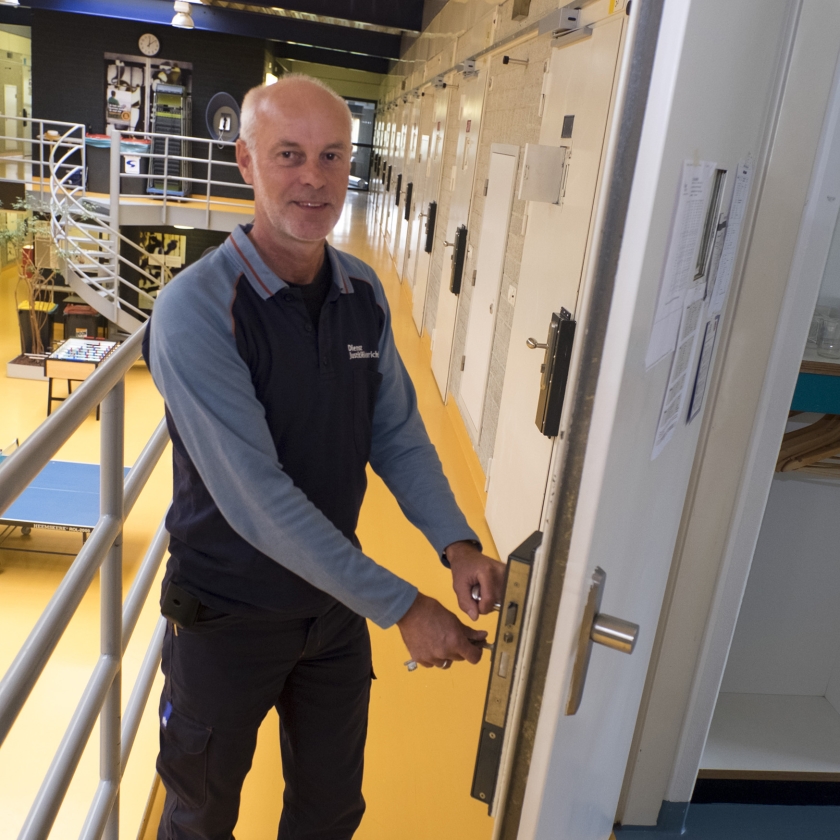 Met pensioen: Gevangenenbewaarder Coen (Dirk-Jan Gjeltema)