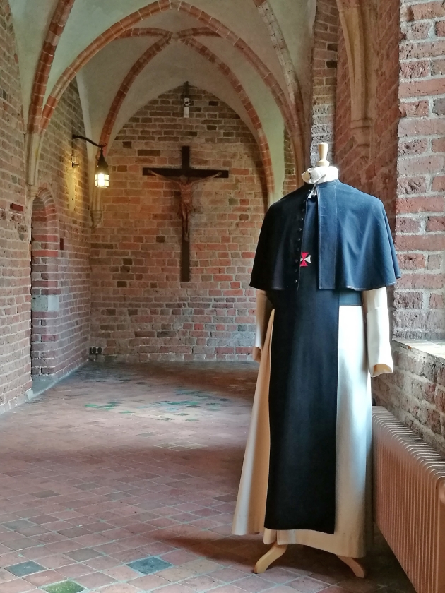 De alledaagse kleding van de kruisheren. (nd)
