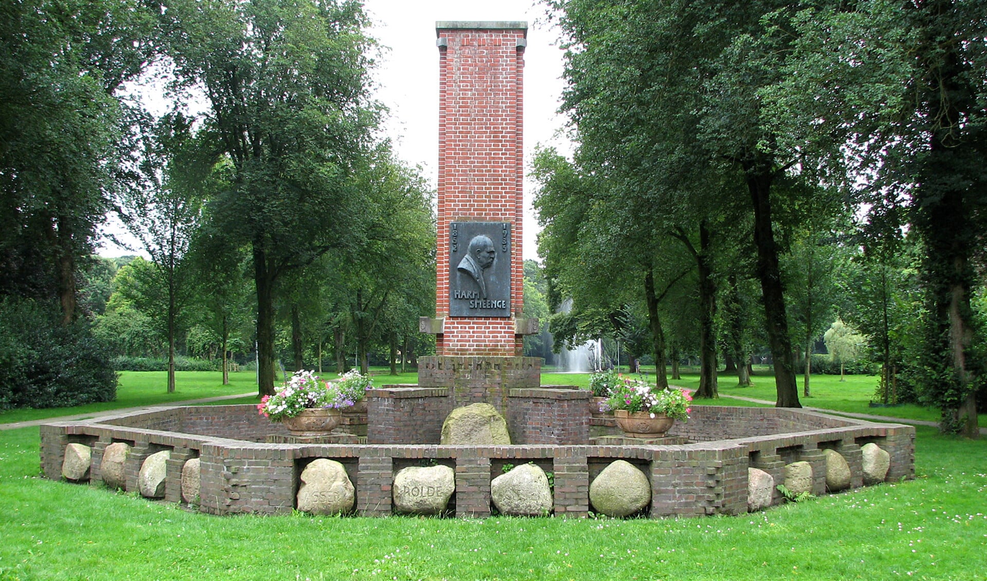 Het monument van Harm Smeenge in het Wilhelminapark in Meppel.