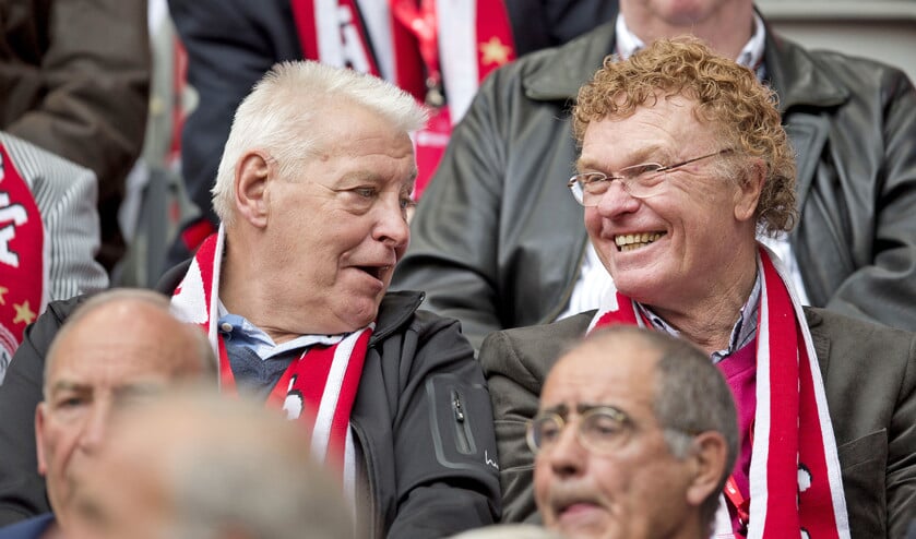 Piet Schrijvers (l) samen met Ruud Geels en andere oud-voetballers op de tribune van de Amsterdam Arena, in 2014. (anp / Olaf Kraak)