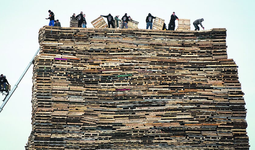Op het Noorderstrand van Scheveningen-dorp wordt gewerkt aan een groot vreugdevuur. Op het Zuiderstrand van Duindorp gebeurt hetzelfde. De dorpen voeren al jarenlang competitie om de bouw van de hoogste brandstapel. (anp / Bart Maat)