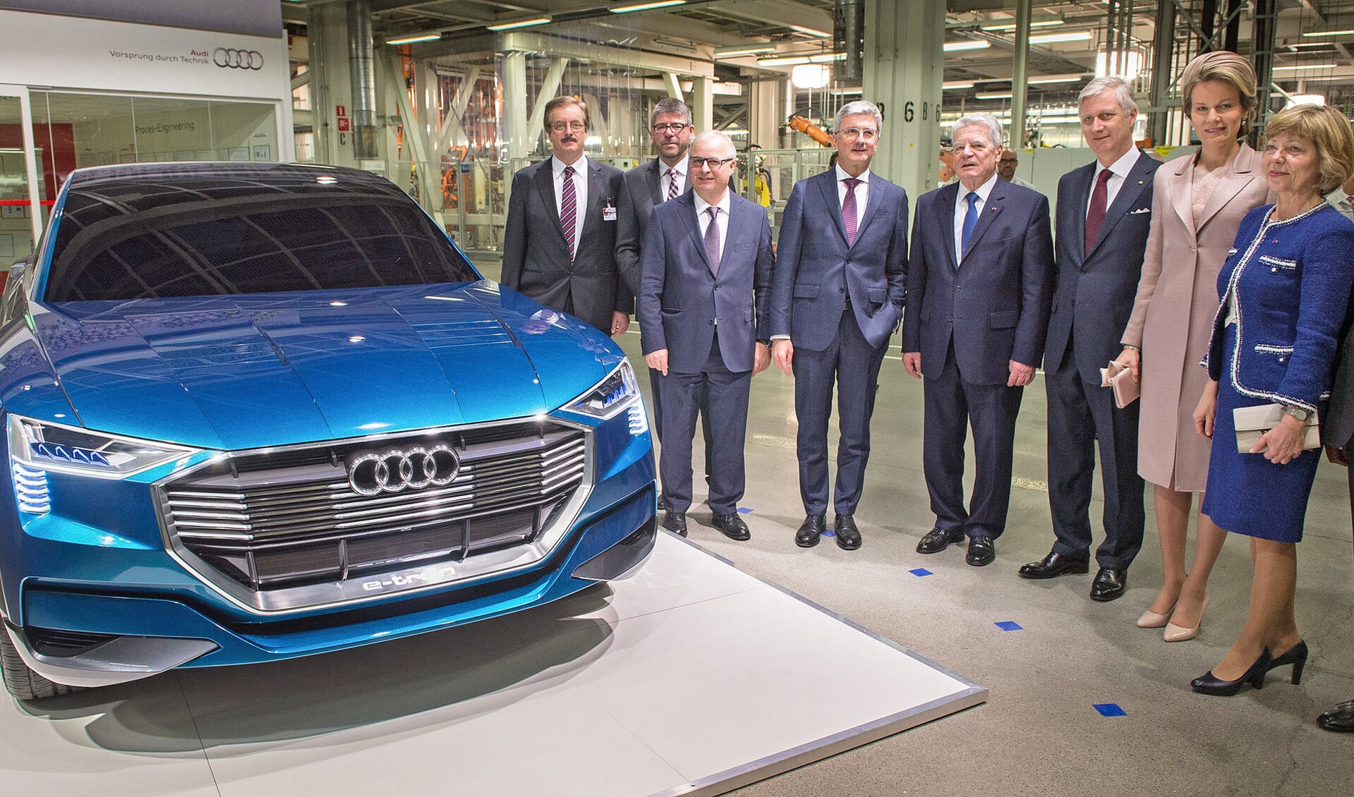 Koning Philippe en koningin Mathilde van België en de toenmalige Duitse Bondspresident Joachim Gauck en zijn vrouw Daniela Schadt poseren in 2016 bij een prototype van de e-Audi die de Belgen mogen gaan produceren.