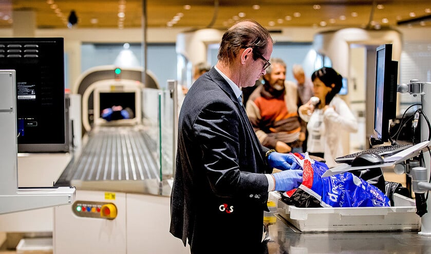 Proef met een nieuwe handbagagescan op Schiphol. De scan beschikt over software die het mogelijk maakt om de handbagage in 3D te bekijken en te draaien voor een nauwkeurige inspectie op verboden voorwerpen. (anp / Koen van Weel)