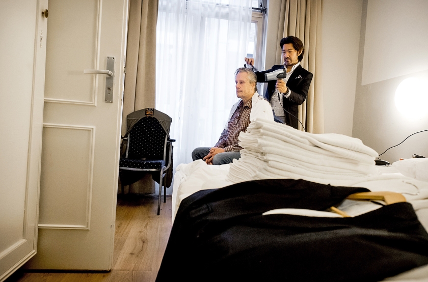 Een dakloze man krijgt een make-over voorafgaand aan het daklozendiner op tweede kerstdag in het Hotel Grand Central in Rotterdam. ZIjn haar werd geknipt en gekamd. Zeker honderd daklozen – die allemaal een make-over kregen – schoven dinsdagavond aan bij het speciale kerstdiner in het hotel. Het was de tweede keer dat het hotel dit evenement organiseerde. (anp / Koen van Weel)