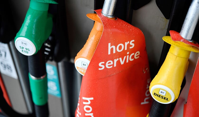 In andere Europese landen, zoals hier aan de Franse pomp, is de brandstof E10 al veel langer verkrijgbaar. De benzine moet ook in Nederland de nieuwe standaard worden. (afp / Fred Tanneau)