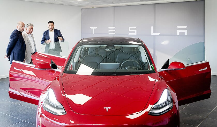 Tesla Model 3. De ‘goedkope’ versie is alleen in zwart verkrijgbaar. Andere kleuren kosten 1600 tot 2700 euro extra. (anp / Robin van Lonkhuijsen)