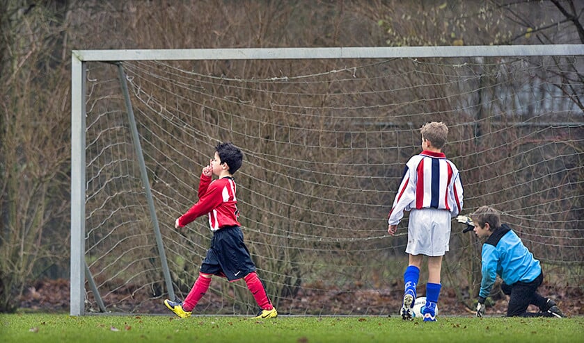 Snel geleerd. Een pupil van voetbalclub PSV heeft gescoord en legt iedereen het zwijgen op. (Klaas Jan van der Weij)