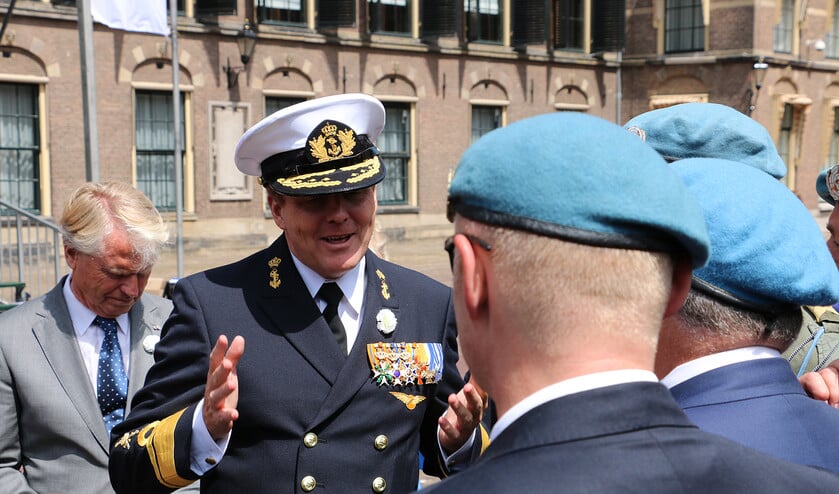 Koning Willem-Alexander draagt op de Nederlandse Veteranendag (hier in 2015) zijn ceremoniële uniform. (Riekelt Pasterkamp)