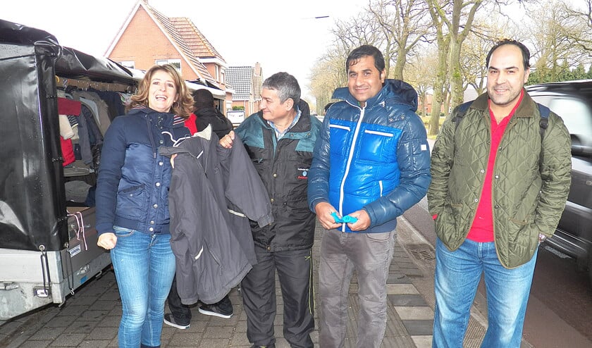 beeld Jeanet Pierik-Kooiker, Mussel • Vanuit de Christelijke Gereformeerde Kerk is een team actief met het uitdelen van kleding in het azc Ter Apel. (Jeanet Pierik-Kooiker, Mussel Tineke Buitenhuis, Noardburgum Jeanet Pierik-Kooiker, Mussel Naam, Plaats Klazina Bontekoe, Heerenveen)