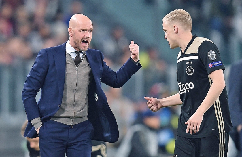 Trainer Erik ten Hag geeft tijdens de wedstrijd aanwijzingen aan Donny van de Beek. (epa / Alessandro Di Marco)