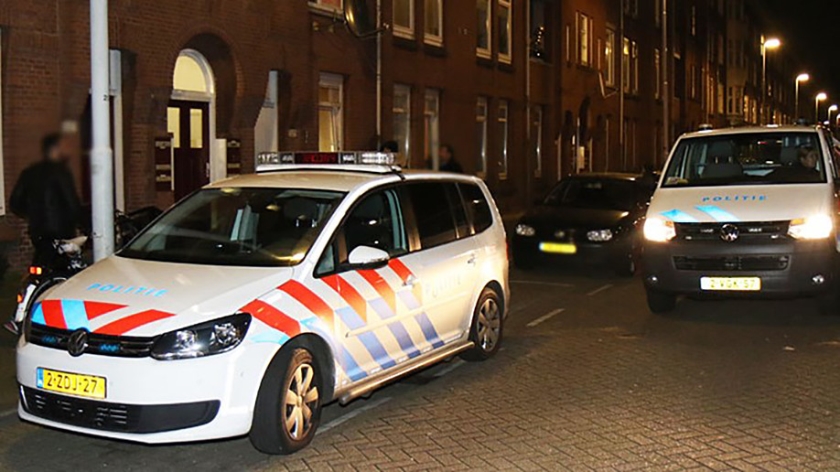 De politie is ter plaatse bij een vrouw uit Rotterdam. Zij werd vastgebonden door vier overvallers. (MediaTV)
