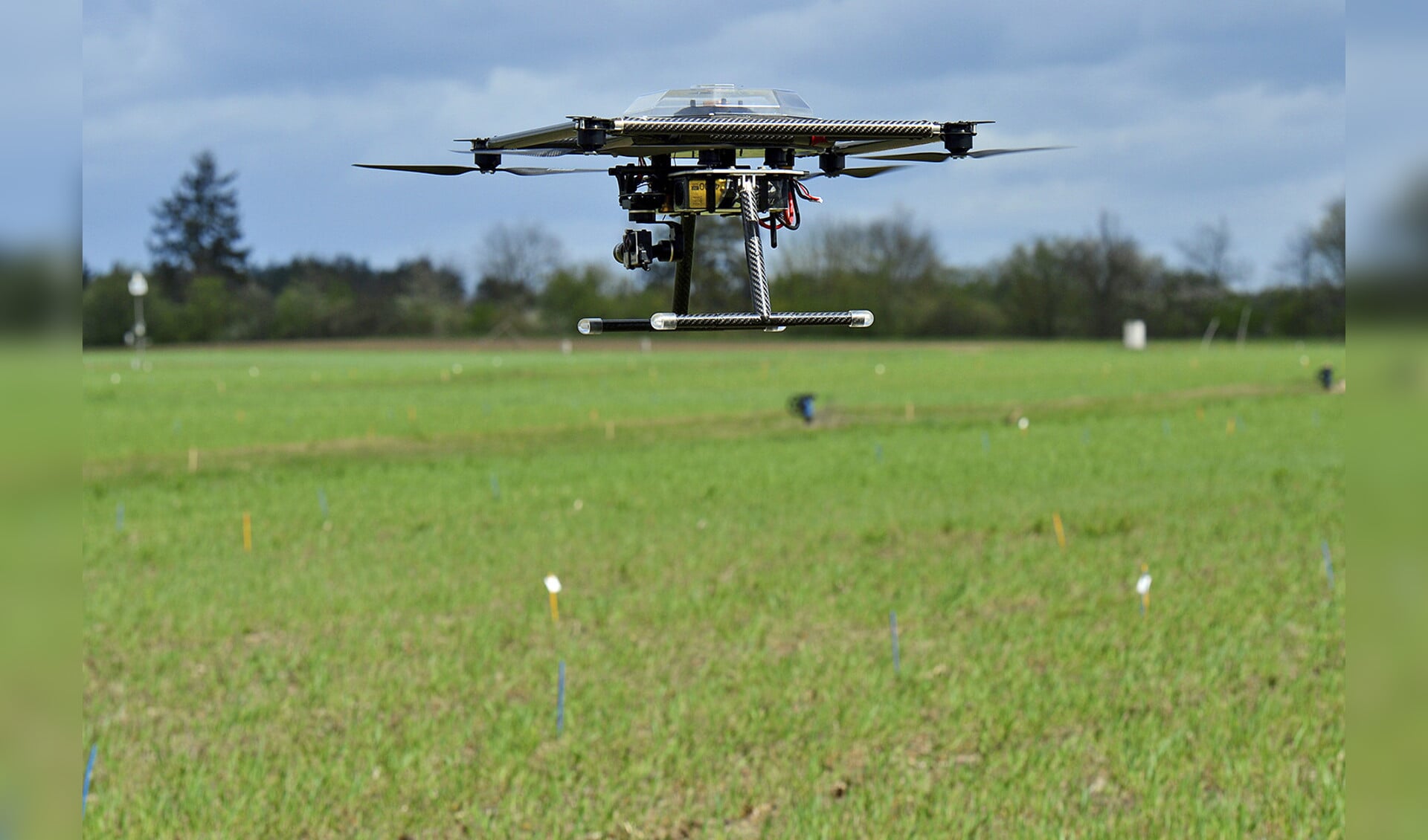Drones kunnen worden gebruikt om bijvoorbeeld vocht- of temperatuurmetingen te doen, maar ook om gewassen te bespuiten of weidevogels en hun nesten te lokaliseren.