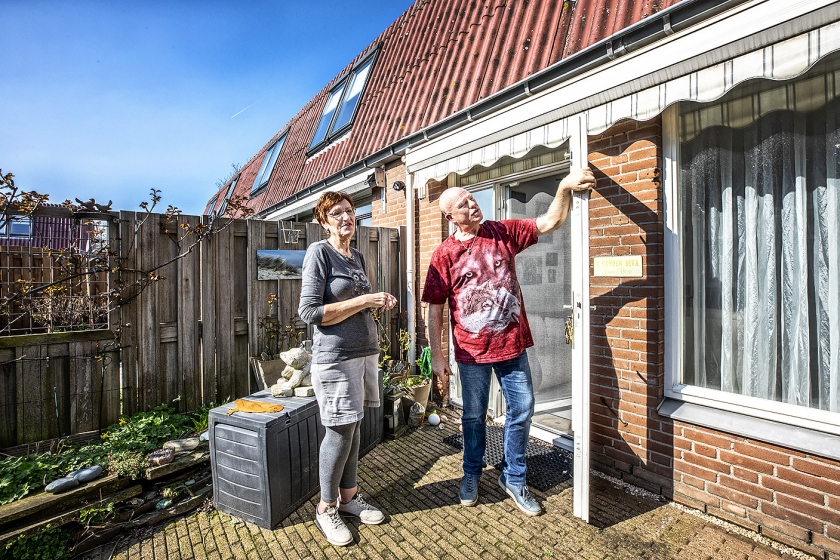 Ron en Miranda Schell hebben geen idee hoe ze de hoge kosten voor de asbestsanering zouden moeten betalen. (Raymond Rutting)