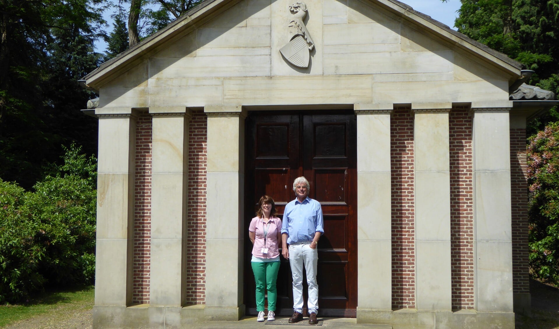 Conservator Wendy Landewé en vrijwilliger Hans van den Berg voor het mausoleum van keizer Wilhelm II op het landgoed van Huis Doorn.