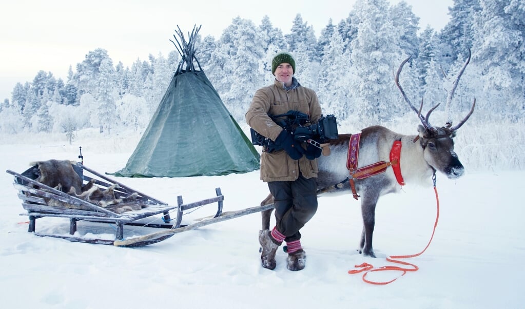 Picture Shows: Gordon Buchanan holding camera, with reindeer and Laavu in background. Ivalo, Finland ( beeld Anwar Mamon)