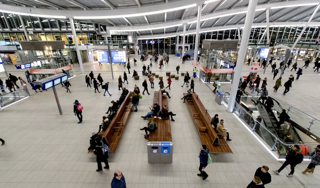 Op veel stations laat het mobiele bereik te wensen over. Bij station Utrecht Centraal is nu een nieuw netwerk geïnstalleerd. (beeld anp / Sander Koning)