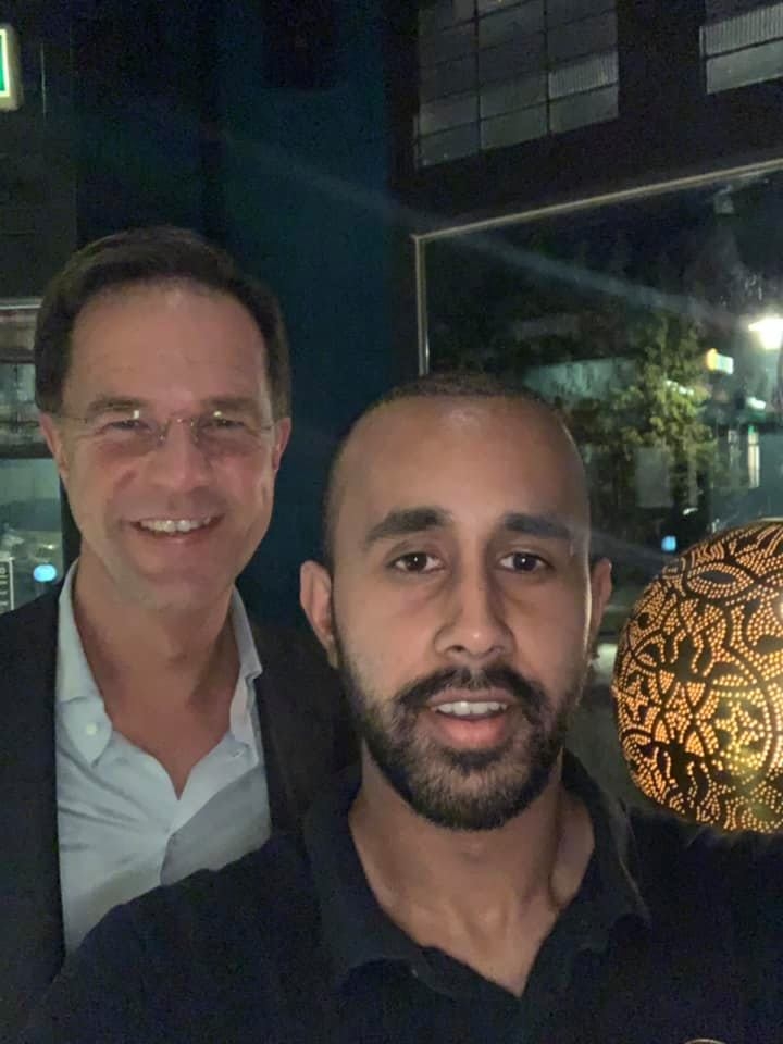 Minister-president Mark Rutte op de foto met Jay, de zoon van eigenaar en chef Sayd Talukdhar van restaurant India Poort in Hilversum.