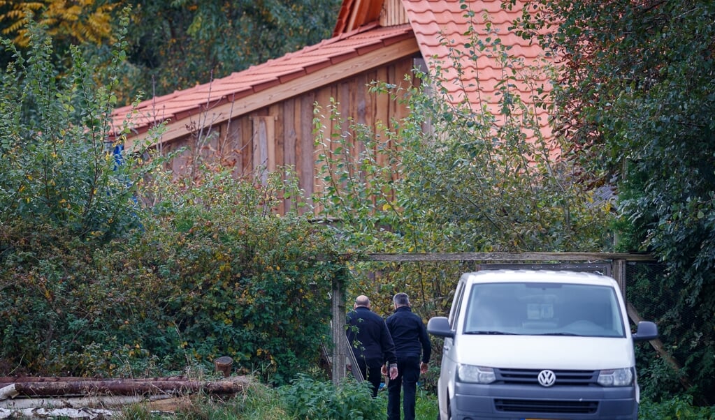 Ruinerwold - Vrijdag. Politie sluit luchtruim boven de boerderij aan de Buitenhuizerweg. Binnen, onttrokken aan het oog, gaat het technisch onderzoek door. Beveiligers houden de wacht en noteren de kentekens van elke passerende auto. Ramptoeristen proberen een glimp op te vangen. ©ANP/Wilbert Bijzitter (beeld anp WILBERT BIJZITTER)