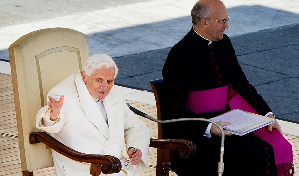 2013-02-27 11:02:11 ROME - Paus Benedictus XVI op het Sint Pietersplein in Vaticaanstad tijdens zijn laatste openbare optreden als paus. Tienduizenden mensen woonden de audientie bij. ANP ROBIN UTRECHT ( beeld anp ROBIN UTRECHT)