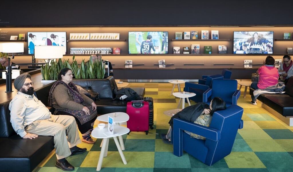 SCHIPHOL - Reizigers in de lounge tijdens de opening van de Crown Lounge van KLM op Schiphol. FREEK VAN DEN BERGH (beeld Freek van den Bergh)