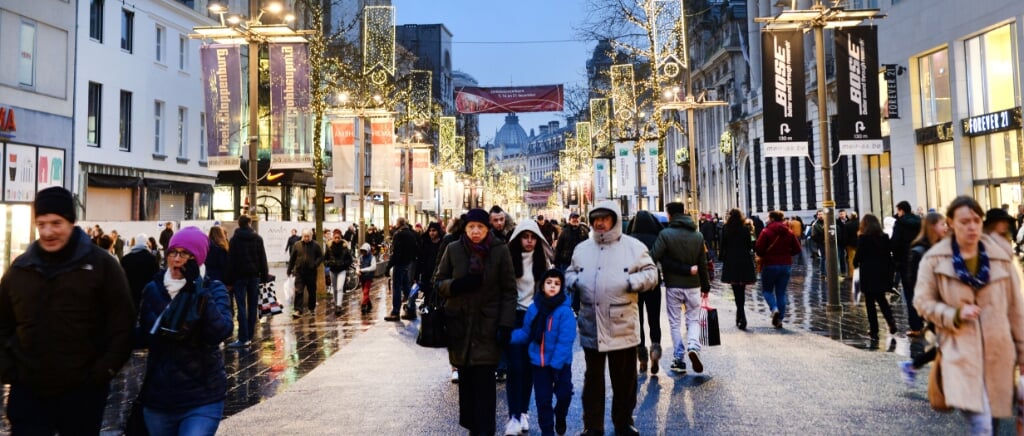 2014-12-21 16:33:10 ANTWERPEN - Drukte in het centrum van Antwerpen. De stad wordt overspoeld door kerstshoppers. De politie raadt aan met het openbaar vervoer naar het centrum te komen. ANP PIROSCHKA VAN DE WOUW (beeld anp / Piroschka van de Wouw)