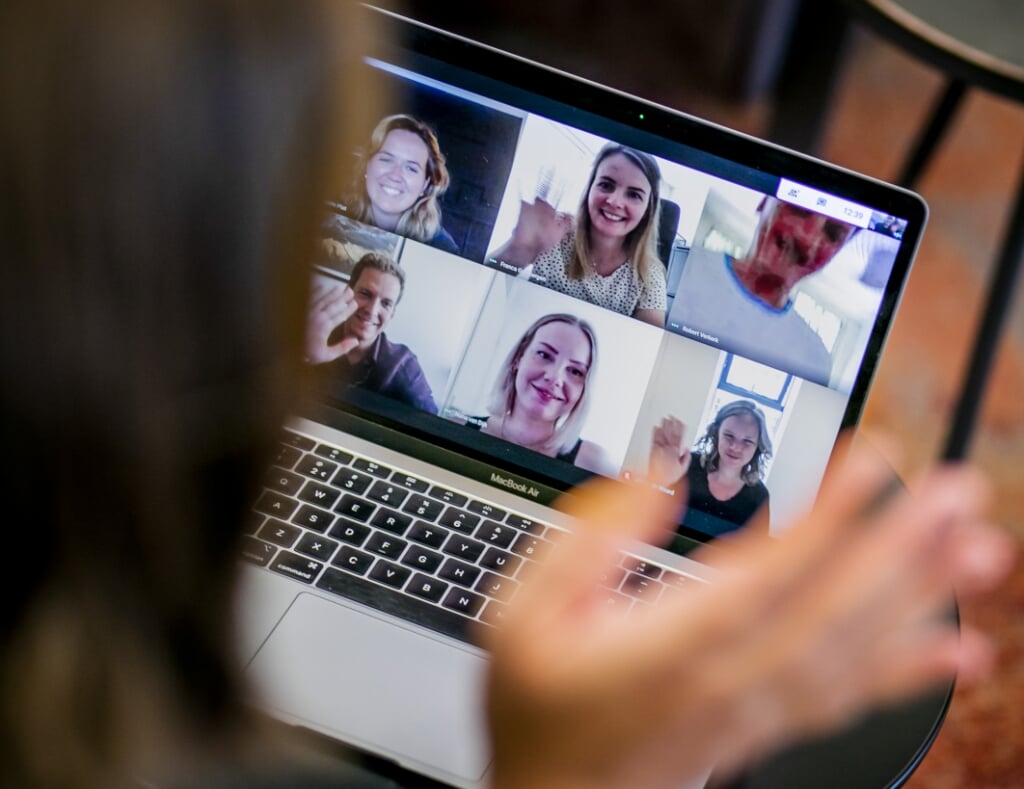 2020-08-07 12:41:22 ILLUSTRATIEF - Een werknemer tijdens een videogesprek op kantoor. Vanwege de coronacrisis werken steeds meer mensen vanuit huis. ANP REMKO DE WAAL (beeld anp / Remko de Waal)