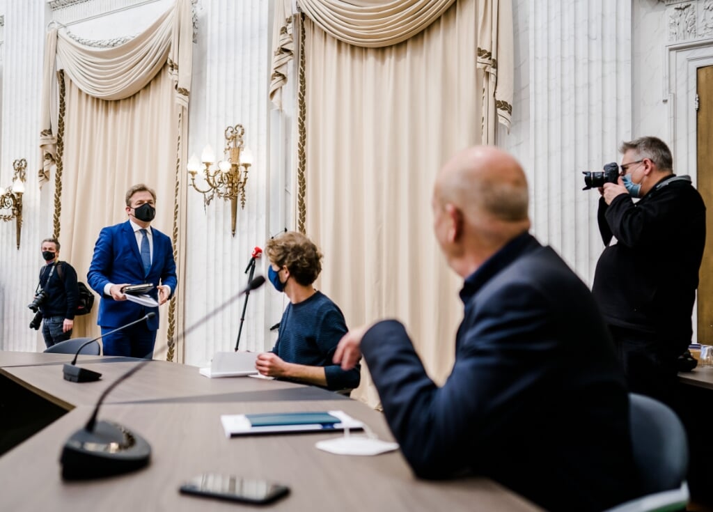2020-12-17 13:13:10 DEN HAAG - Pieter Omtzigt (CDA), Jan Kleinnijenhuis (Trouw) en Pieter Klein (RTL) tijdens de presentatie van het eindverslag van de parlementaire ondervragingscommissie Kinderopvangtoeslag. De commissie is ingesteld om onderzoek te doen naar problemen rond de fraudeaanpak bij de kinderopvangtoeslag. ANP BART MAAT (beeld anp / Bart Maat)