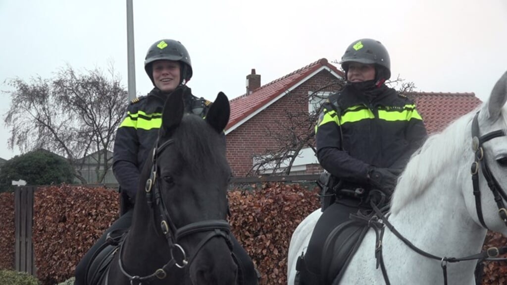 In Naaldwijk wordt de bereden politie ingezet om overlastgevende jongeren op te sporen en aan te pakken.  (beeld omroep west)