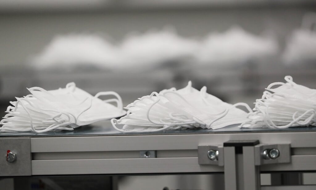 2020-09-10 12:45:51 epa08658582 Face masks at the face mask production unit of German automotive supplier Continental in Hannover-Stoecken, northern Germany, 10 September 2020. Continental intends to make about 80.000 type IIR masks per day at the Stoecken plant in order to supply all of its European factories. EPA/FOCKE STRANGMANN (beeld Epa/focke Strangmann)