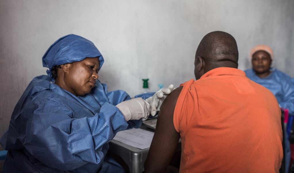 2019-11-22 08:51:41 A man is getting inoculated with an Ebola vaccine on November 22, 2019 in Goma.
PAMELA TULIZO / AFP (beeld Pamela Tulizo / afp)